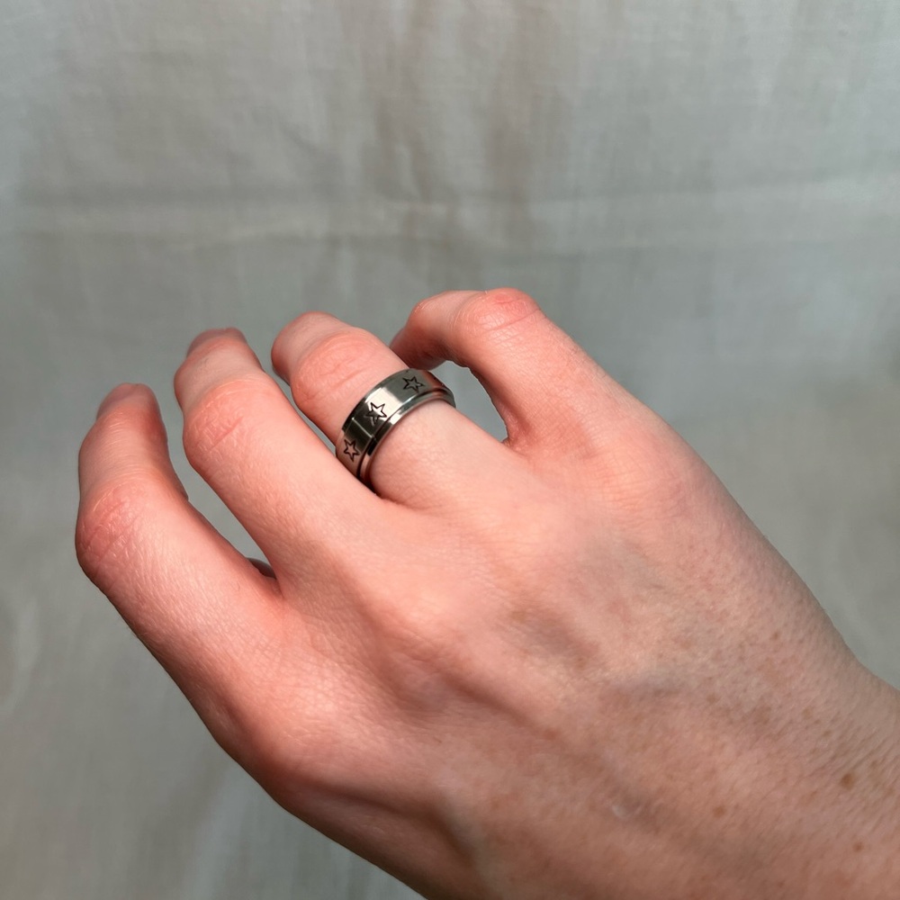 Silver-Tone Star Spinner Ring – Size 6